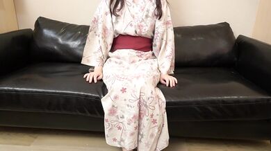 FC2-PPV-4767844 [首次拍摄] 半张脸、受过高等教育、身材苗条的美女在烟花表演结束后穿着浴衣第一次被操。 她打开相机，用天真无邪的笑容和湿润的阴部燃放白色烟花。