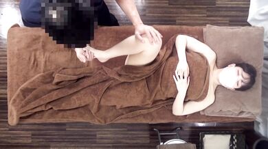 FC2-PPV-4738758 A beautiful 30-something office lady with a mature aura and cute smile visited us again. She requested a gentle massage focusing on kneading, so we started with her lying on her back.