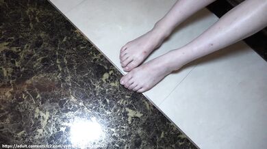 FC2-PPV-4565626 ★Bonus: Uncensored and Vaginal Camera ♀116 A woman who acts cool. But she bares her beautiful naked body to serve an older man, gets creampied—here lies the horror of capitalism.
