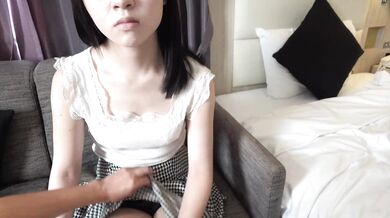FC2-PPV-3142763 【露脸】 【未修图】几乎原貌的极显年轻美女。再度出演。比上次更激烈地将快感、肉棒和精液灌注进她未经开发的身体里